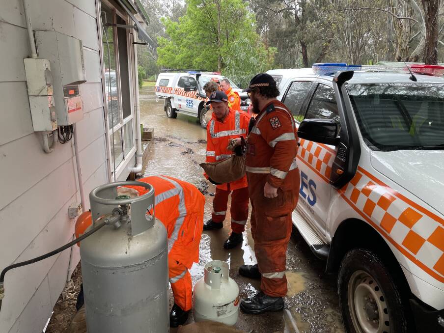 Marong SES helping sandbag homes. Picture by Tom O'Callaghan.