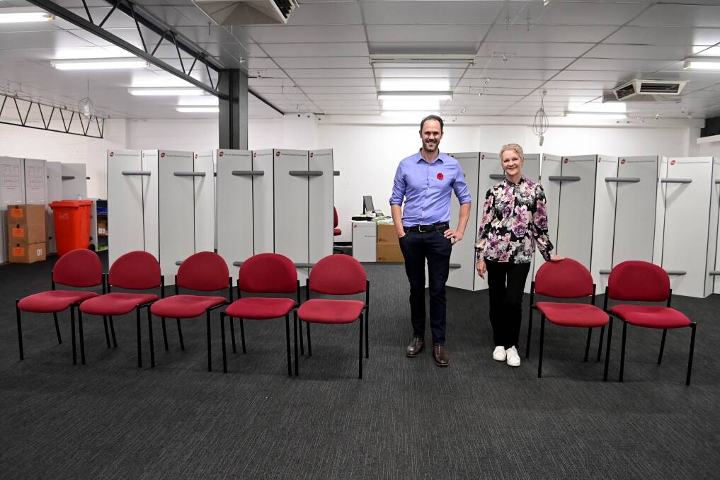 Just two of the nine Bendigo West candidates appeared at the 2022 state election ballot draw, independent Matt Bansemer and Labor incumbent Maree Edwards. Picture by Brendan McCarthy