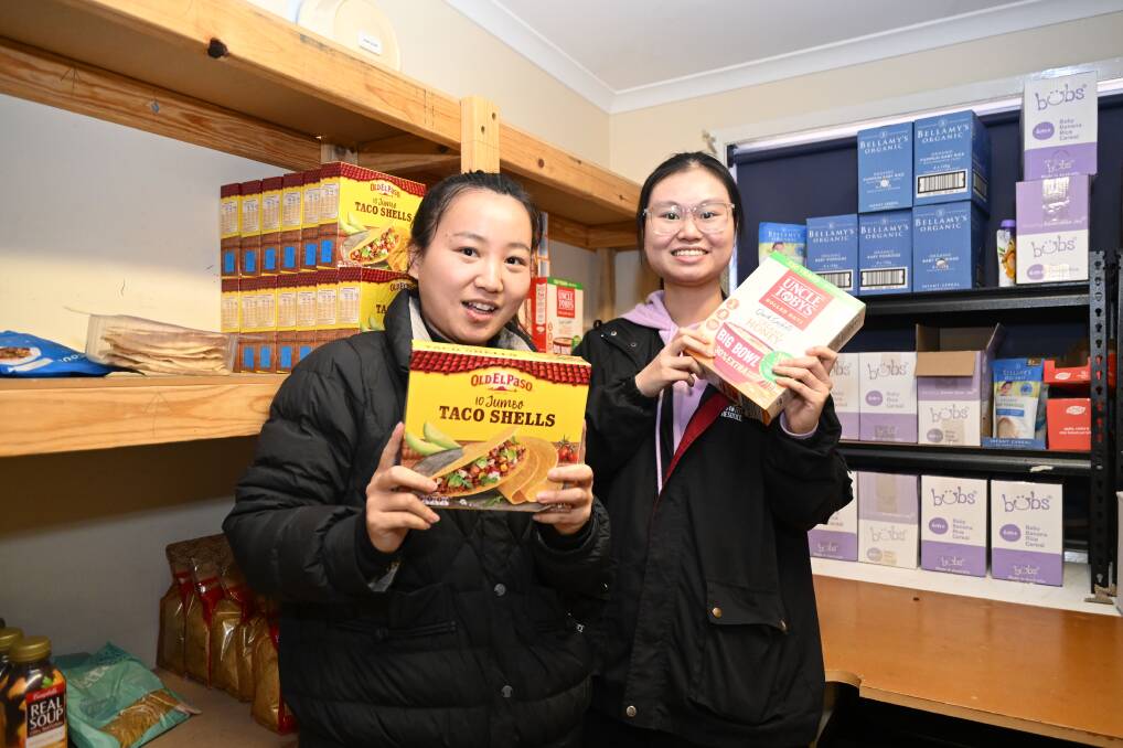 Annie and Minh help out with food at the Eaglehawk Neighbourhood House. Picture by Enzo Tomasiello