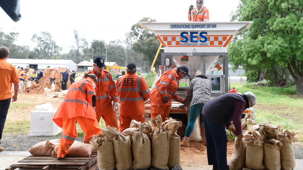 SES volunteers preparing for the floods in Rochester. Picture by Noni Hyett
