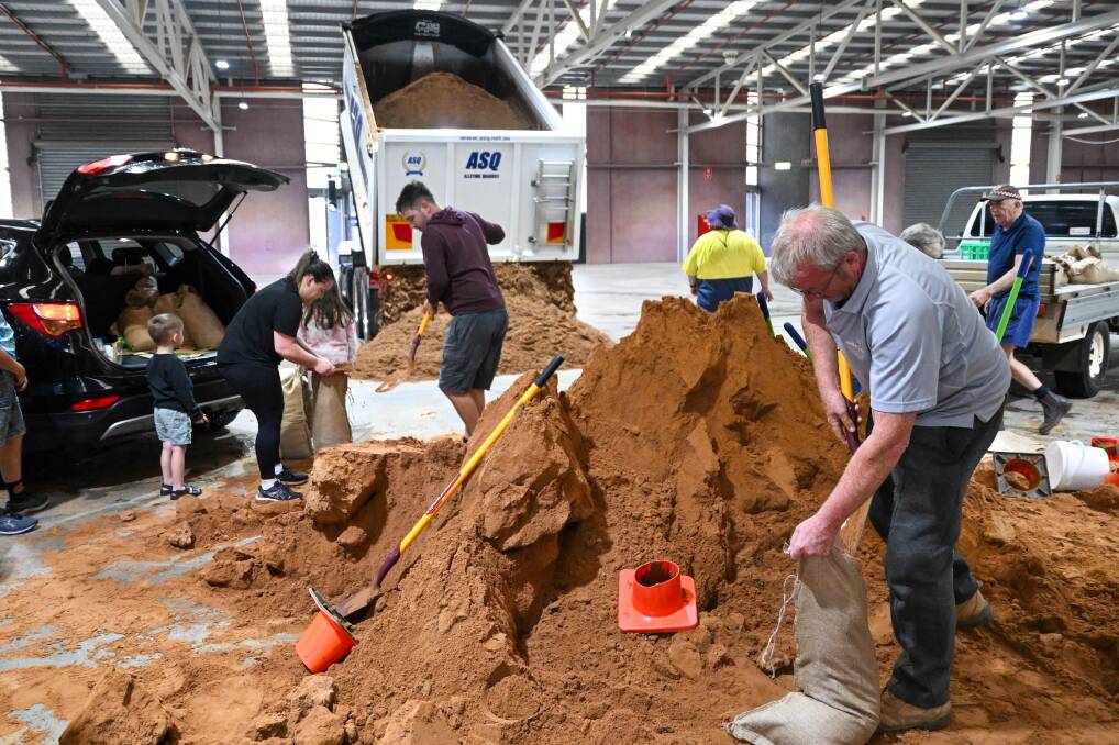Residents flock to showground sandbag collection point on Sunday. Picture by Enzo Tomasiello