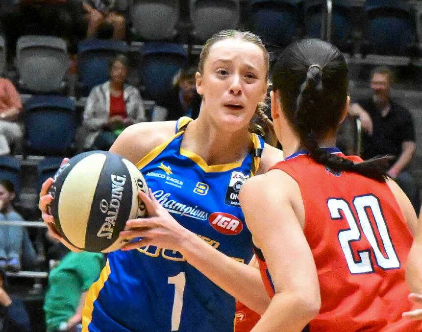 Caitlin Richardson battled hard for the Bendigo Braves women in Saturday night's loss to the ladder-leading Keilor Thunder at home. Picture by Darren Howe