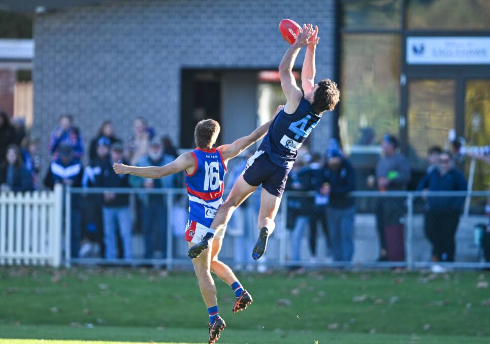 Eaglehawk's Ben Thompson fliers for a mark. Picture by Enzo Tomasiello