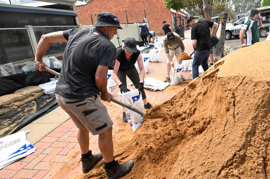 Echuca residents start preparing sandbags ahead of the 2022 floods. Pictures by Darren Howe