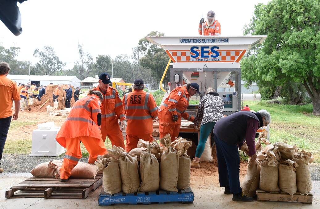 Rochester SES teams and volunteers fill sandbags on Wednesday. Picture by Noni Hyett