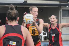 Leitchville-Gunbower playing coach Caitlyn Hamilton takes charge in the midcourt in Saturday's thriller at White Hills. Picture by Adam Bourke