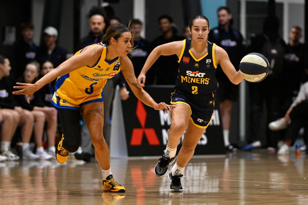 Bendigo Braves' recruit Ally Wilson looks for a steal against the Ballarat Miners. Picture by Ballarat Courier