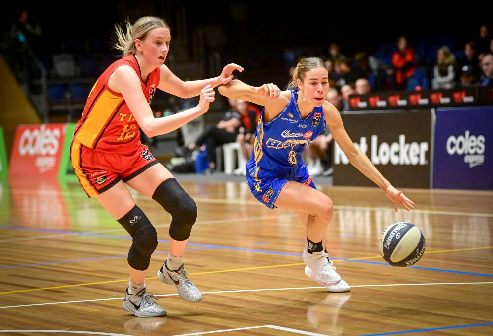 Bendigo Braves guard Cassidy McLean drives to the basket. Picture by Brendan McCarthy