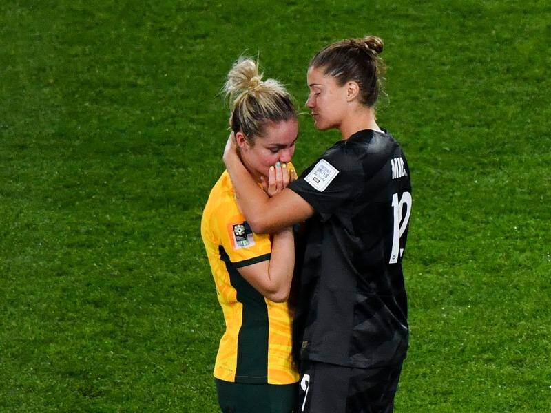 Teammates are adamant Ellie Carpenter (L) was not to blame for the Matildas' loss to England. (Bianca De Marchi/AAP PHOTOS)