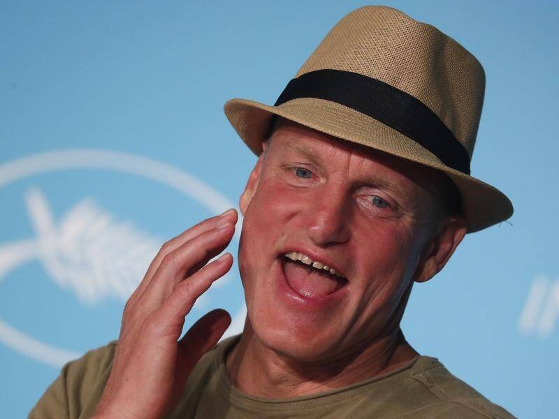 US actor Woody Harrelson says he ditched his mobile because he didn't like feeling "attached" to it. (EPA PHOTO)